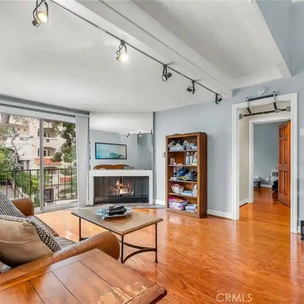 BEAUTIFUL TOWNHOUSE-STYLE CONDO