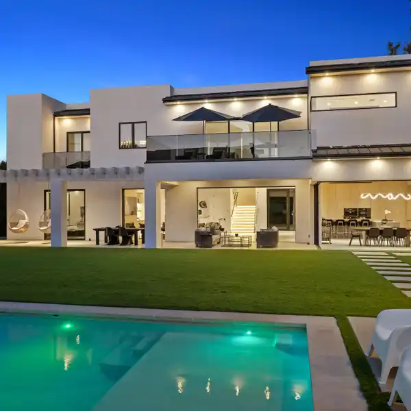 EXCEPTIONAL NEW MODERN RESIDENCE IN PRESTIGIOUS AMESTOY ESTATES