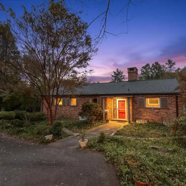 MID-CENTURY MODERN HOME IN SOUGHT-AFTER GREEN ACRES