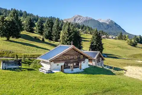 Tigignas: Opulently Refurbished Alm Hut Right on the Ski Piste