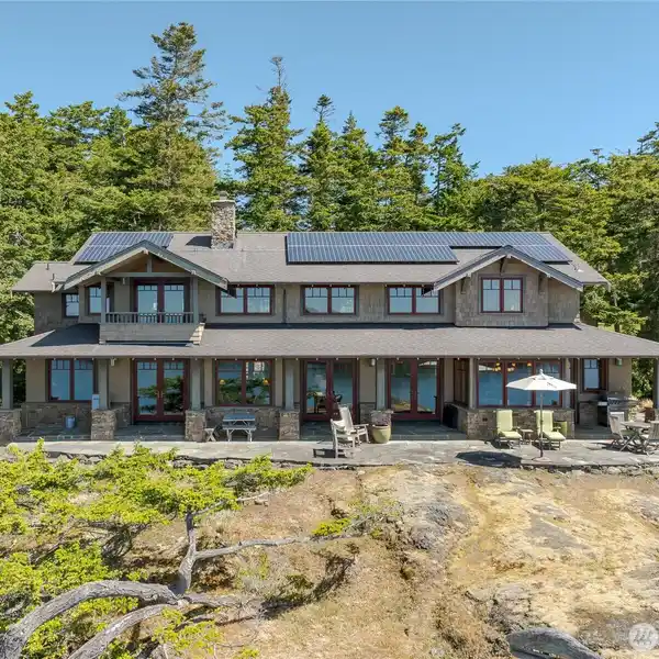 DISTINCTION AND PRIVACY WITH BREATHTAKING VIEWS