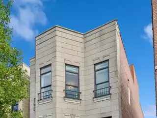 Meticulously Maintained West Town Home