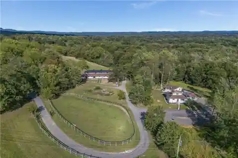 Modern Country Retreat with Premier Equestrian Facilities