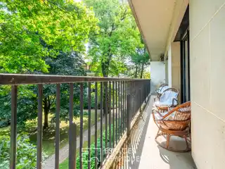 Bright Family Haven with Parkside Balcony