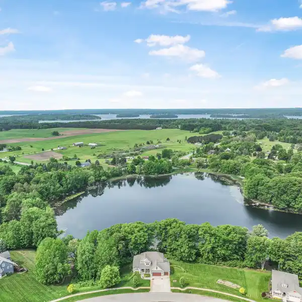 LUXURY LIVING ON HUELLMANTEL LAKE