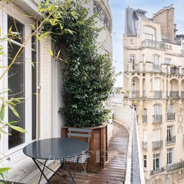 SUN-DRENCHED APARTMENT WITH A CONTINUOUS BALCONY