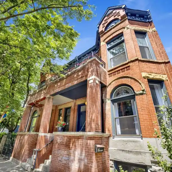 SPECIAL VINTAGE ROW HOME