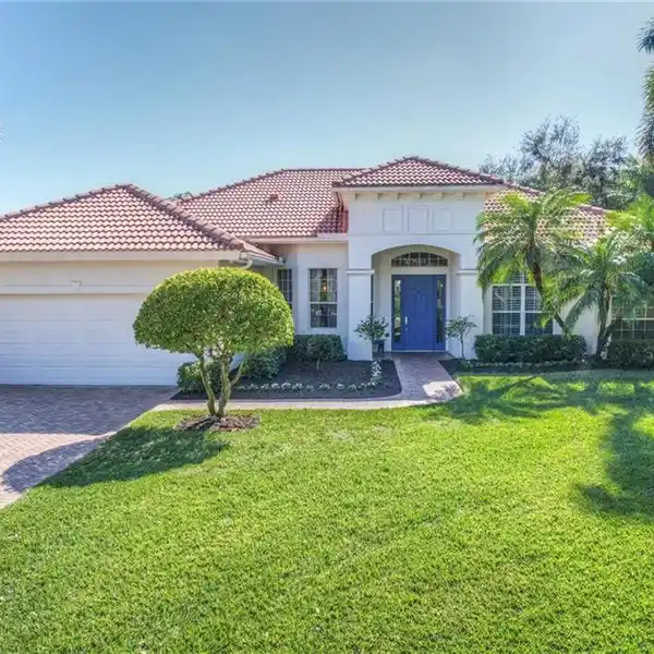 ELEGANT RETREAT WITH PRIVATE HEATED POOL