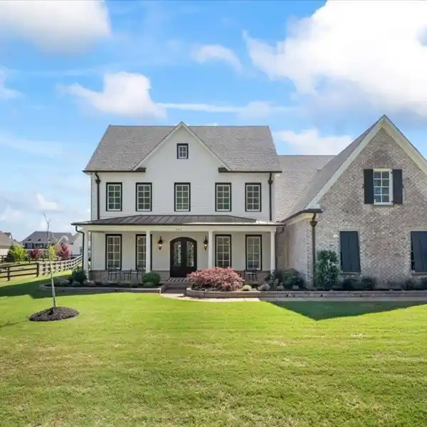 BREATHTAKING HOME IN TWIN LAKES OF PIPERTON