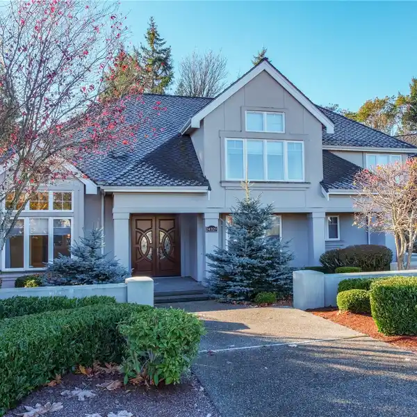 ELEGANT CUL-DE-SAC HOME BACKING SCENIC GREEN BELT