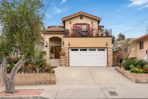 Light and Bright Home in a Quiet Neighborhood