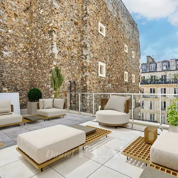 COMPLETELY RENOVATED TOWNHOUSE