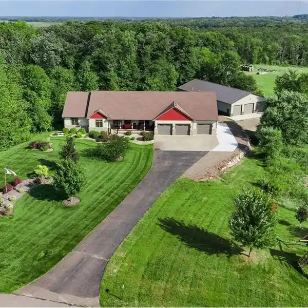 HIGH-END DETAILS, THOUGHTFUL DESIGN AND FIVE PRIVATE ACRES
