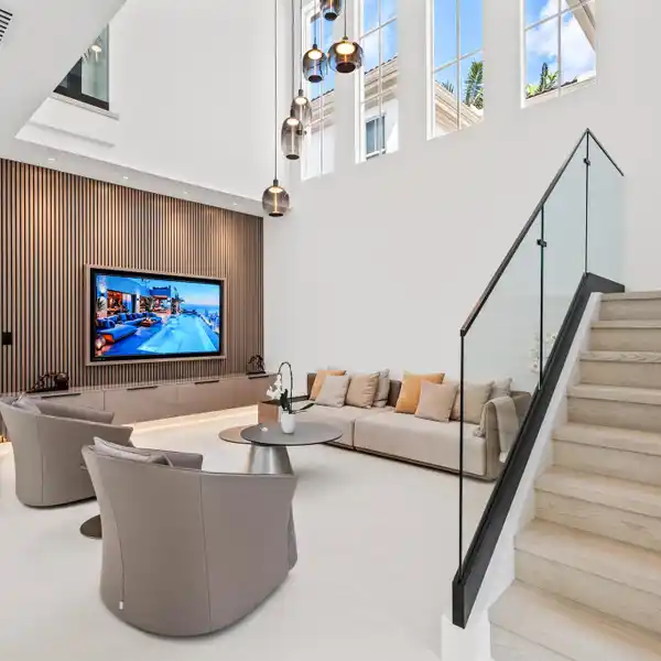 FULLY RENOVATED LUXURY RESIDENCE IN EVERGENE