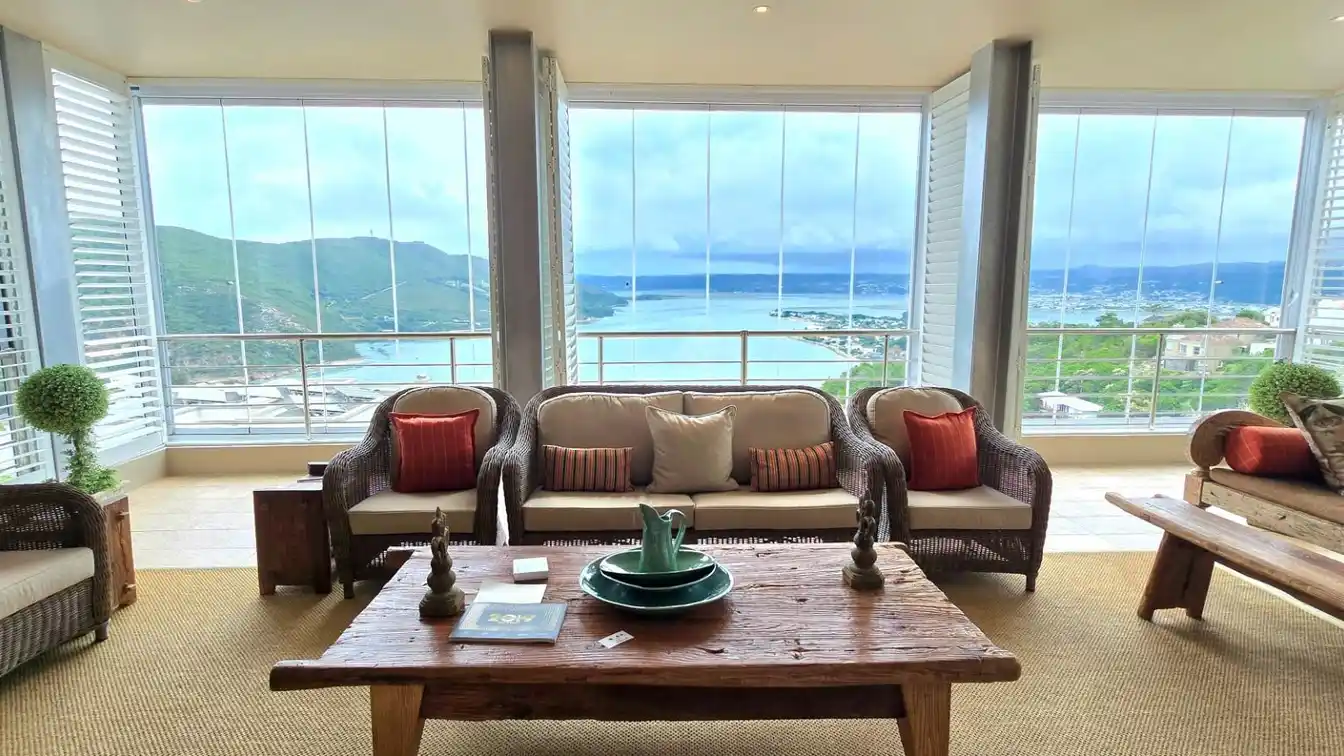 Luxurious Lagoon-front Living
