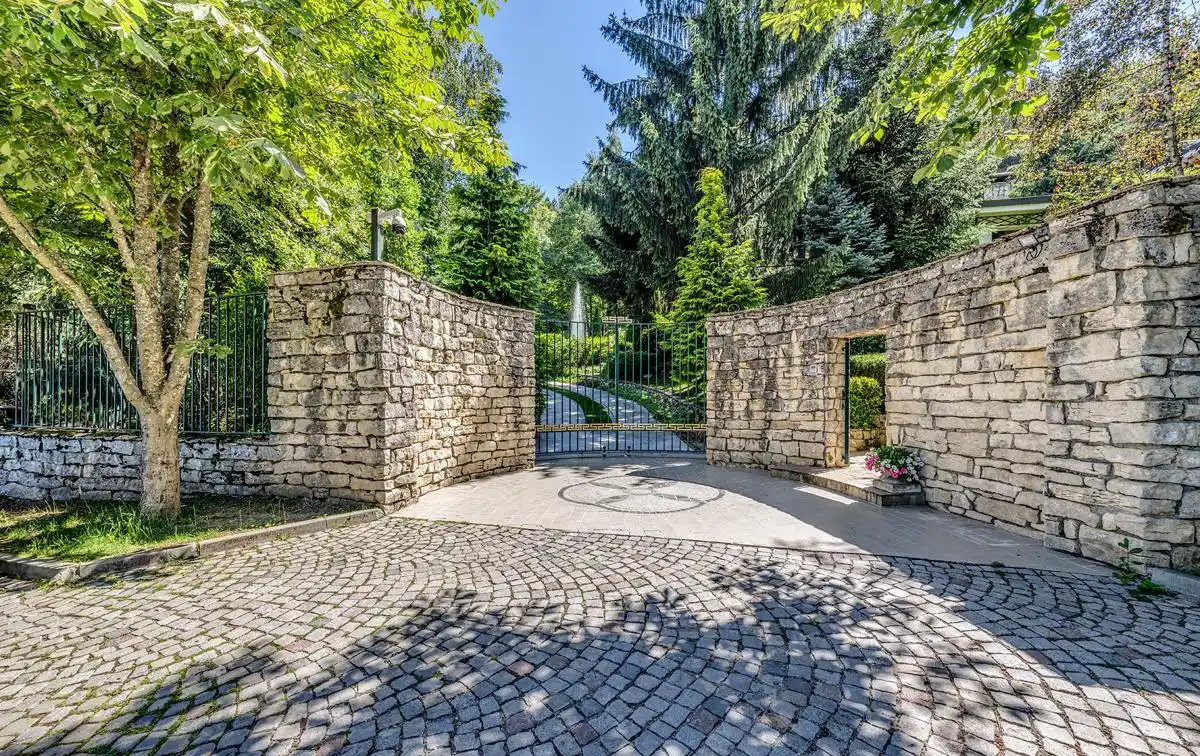 Mansion Offering Breathtaking Views of the City