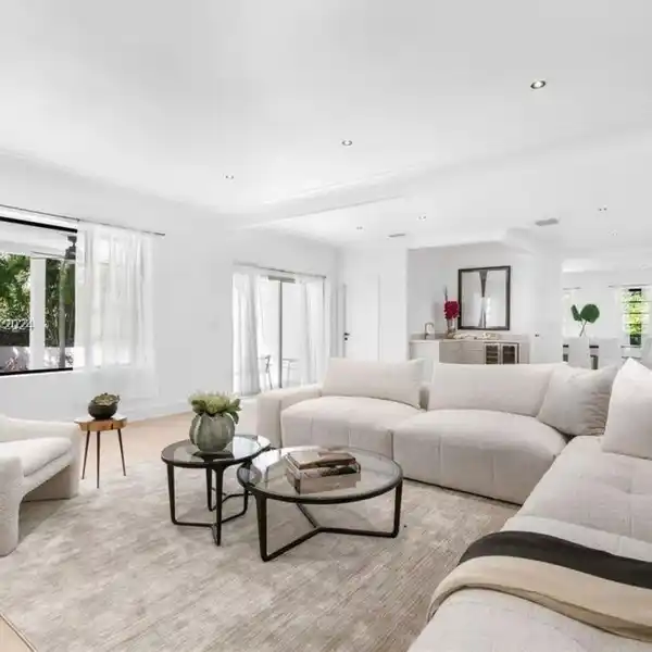 AMAZING FIVE BEDROOM RESIDENCE