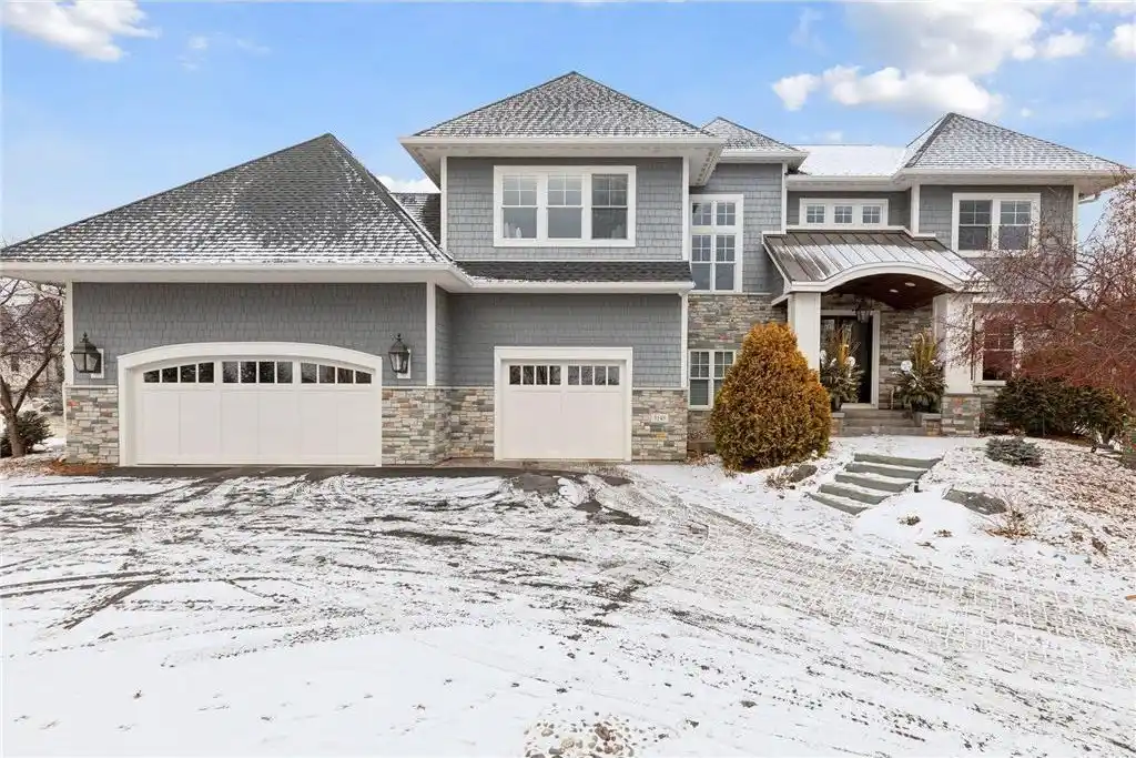 Luxury and Sophistication in Sought-after Parkwood Knolls