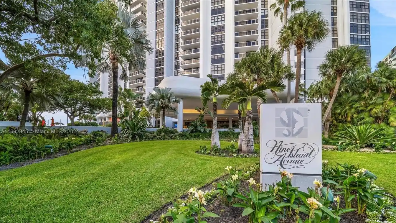 Beautiful Unit at the Iconic 9 Island Building in Miami Beach
