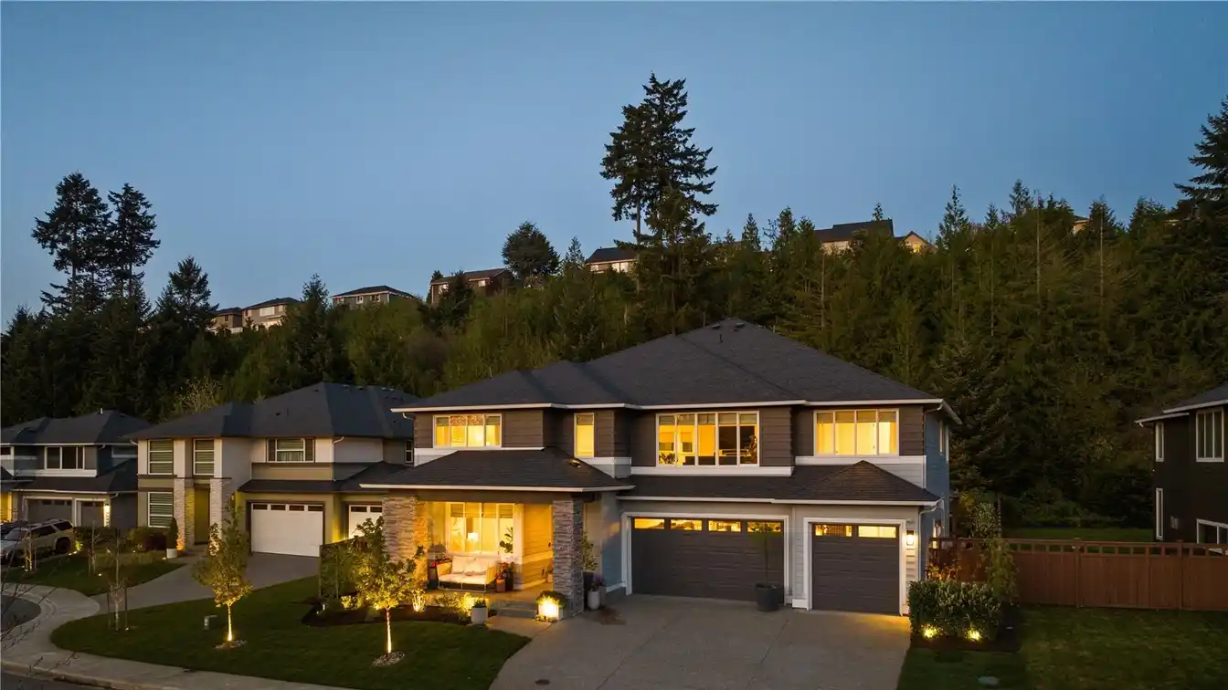 Sophisticated Living with Gourmet Kitchen and Spa Bath