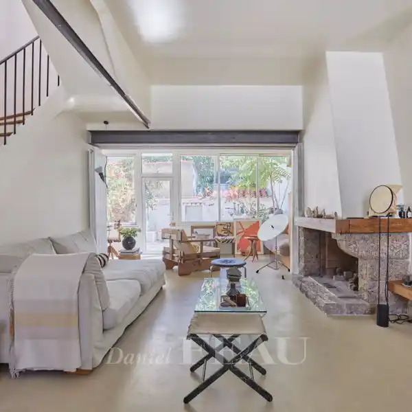 DELIGHTFUL PROPERTY STEPS TO THE MEDITERRANEAN