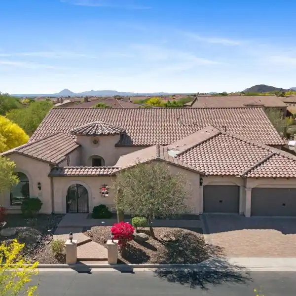 SPACIOUS AND SOPHISTICATED RESIDENCE