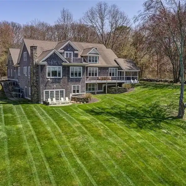 ARCHITECTURALLY DESIGNED SHINGLED COTTAGE