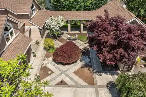 Private Bellevue Retreat with Accessory Unit