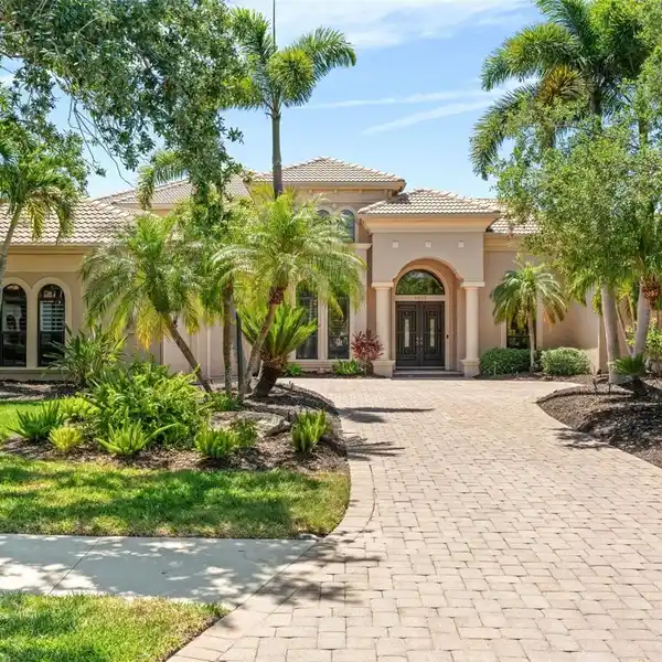 THE PINNACLE OF FLORIDA LUXURY LIVING