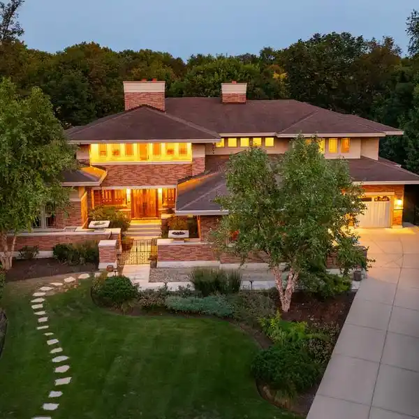 EXTRAORDINARY FRANK LLOYD WRIGHT-INSPIRED PRAIRIE-STYLE HOME
