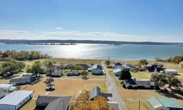 BEAUTIFUL LAKE TEXOMA HOME