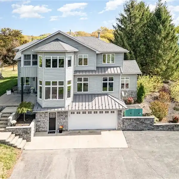 BREATHTAKING 26-ACRE ESTATE