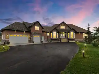 Luxury Country Living 10 Minutes from Calgary