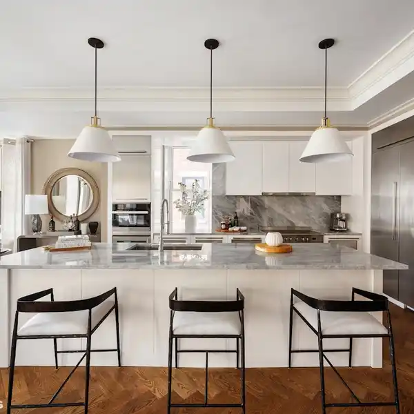 HERRINGBONE WHITE OAK FLOORS THROUGHOUT