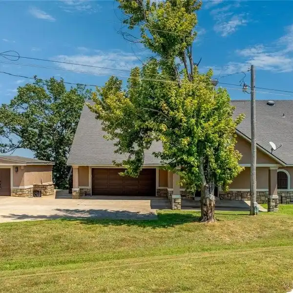 OPEN CONCEPT THREE BEDROOM HOME IN CENTRAL LOCATION