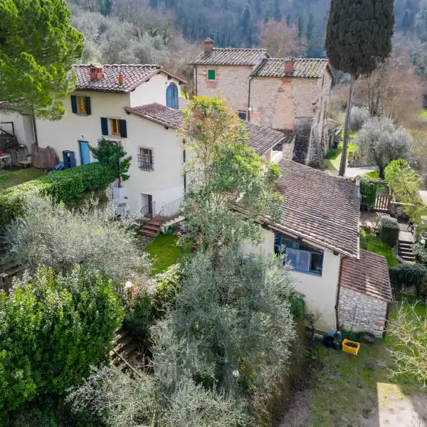 BEAUTIFUL PROPERTY SITUATED ON THE HILLS OF FLORENCE