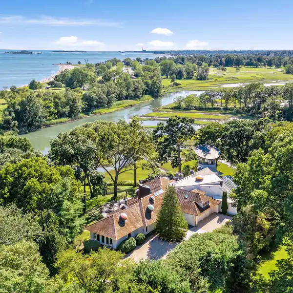 ARCHITECTURALLY DISTINCTIVE WESTPORT ICON