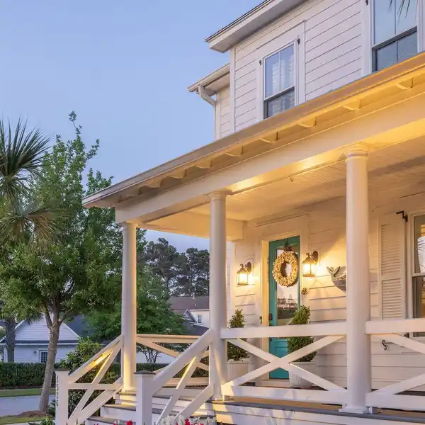 IMPECCABLE HOME WITH MAGAZINE-WORTHY ELEGANCE