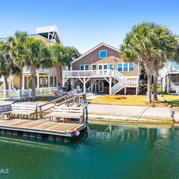 RECENTLY REMODELED DEEP-WATER CANAL COTTAGE