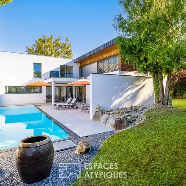 MODERN COMFORT IN A LUSH SETTING