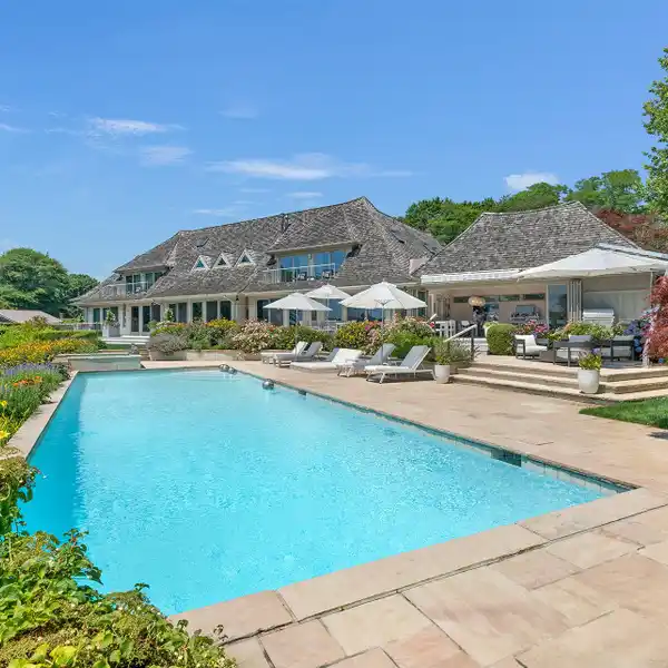 CUSTOM-BUILT MODERN ESTATE WITH PANORAMIC VIEWS