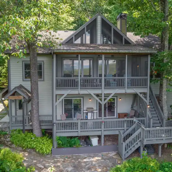 SECLUDED MOUNTAIN RETREAT WITH TIMELESS STYLE