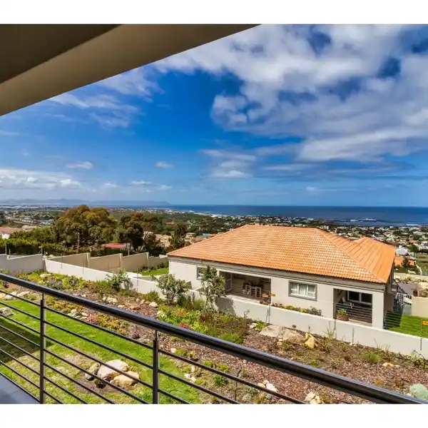 ELEGANT RETREAT WITH PANORAMIC COASTAL VISTAS