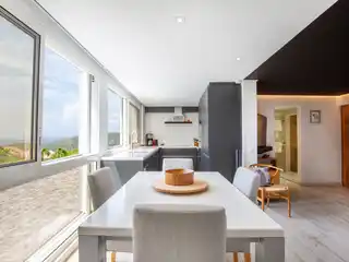 Modern Apartment with Stunning Ocean Views