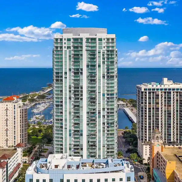 CAPTIVATING CITY VIEWS THROUGH WALLS OF GLASS