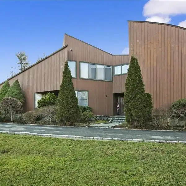 SUN-FILLED CONTEMPORARY HOME