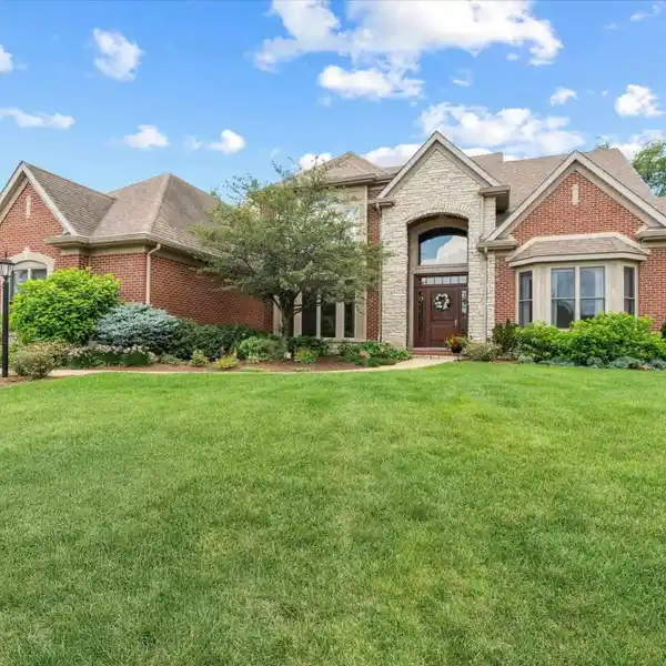 ELEGANT EXECUTIVE HOME WITH STUNNING OUTDOOR RETREAT
