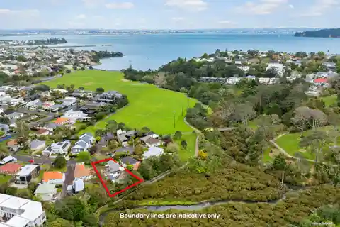 Classic Bungalow on a Gardener’s Paradise