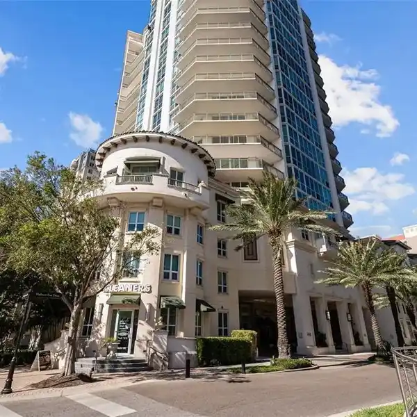 EXCLUSIVE RENOVATED CONDO AT PLAZA ON HARBOUR ISLAND