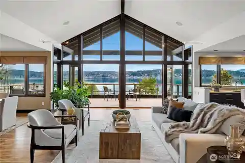 Luxurious Lakefront Oasis